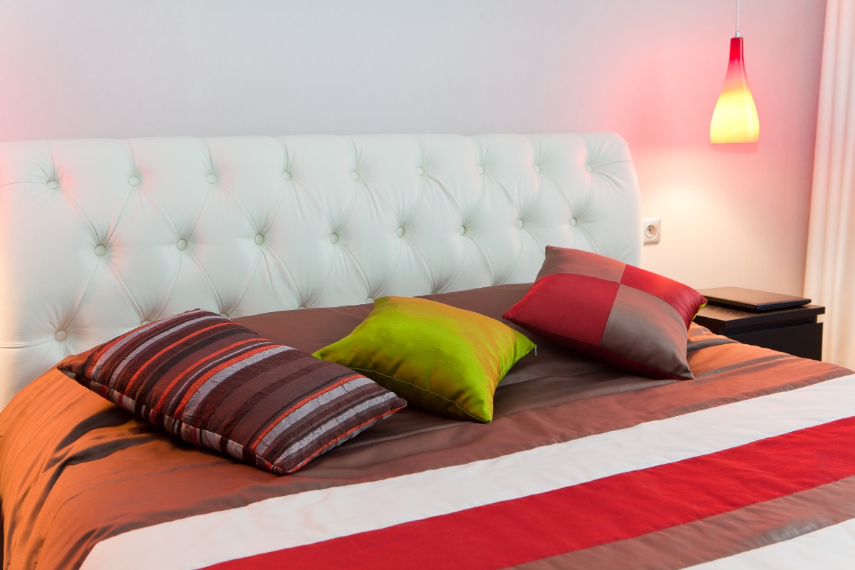 Пошив чехла на подушку с наполнением - изображение 1 - заказать онлайн в салоне штор Benone в Дедовске