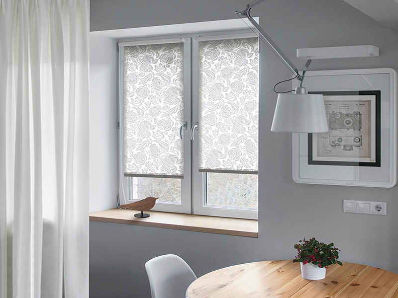 Монтаж рулонной шторы на створку окна - изображение 1 - заказать онлайн в салоне штор Benone в Дедовске